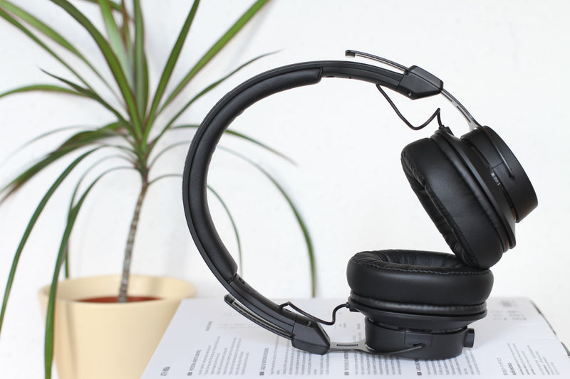 headsets vs headphones. What is the difference?